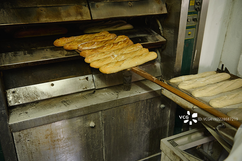 一个展示新鲜出炉面包的乡村面包店场景图片素材