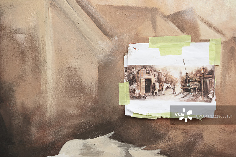 贴在壁画墙上的艺术素描图片素材