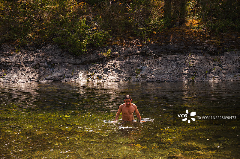 在温哥华岛的水坑中游泳的男人图片素材
