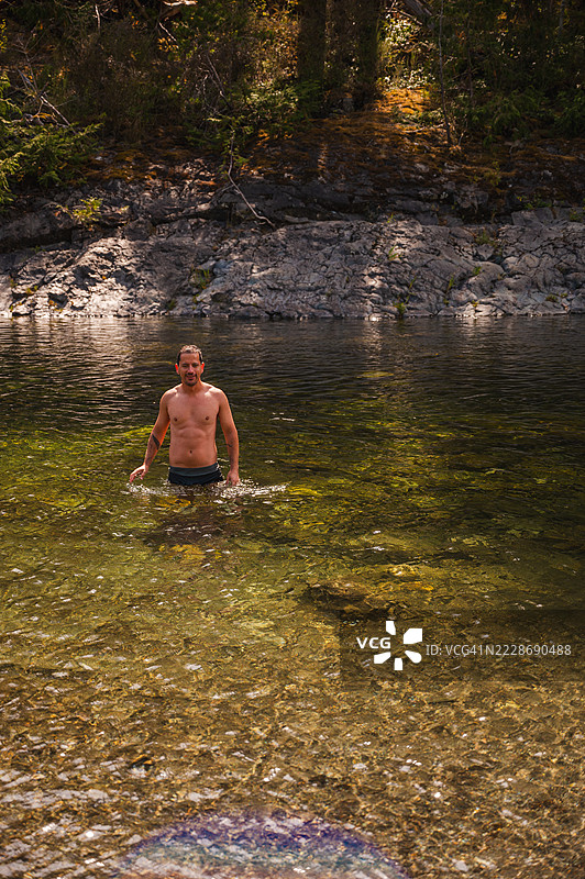 在温哥华岛的水坑中游泳的男人图片素材