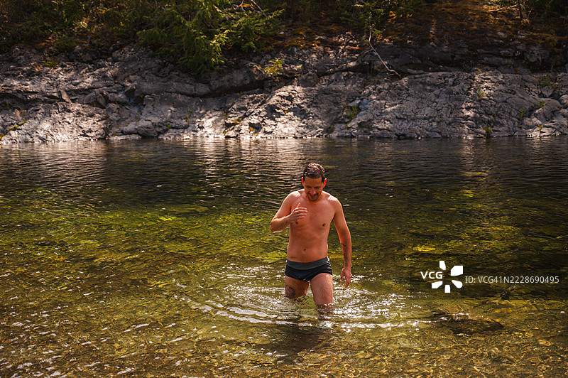 在温哥华岛的水坑中游泳的男人图片素材