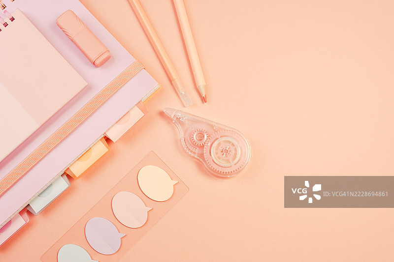 粉色背景上的粉彩色文具，留有空白空间图片素材