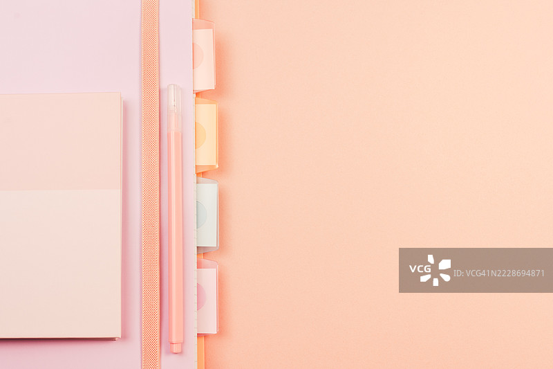 柔和色调的文具套装营造出一个宁静的工作空间，提升工作效率图片素材