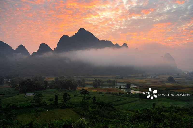 越南北部丰南谷美丽的山脉和稻田风景图片素材