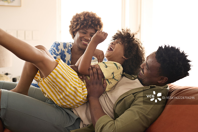 快乐的男孩在和父母玩耍时大笑图片素材