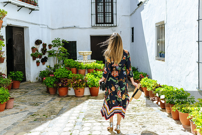 游客在西班牙安达卢西亚的维赫尔德拉弗龙特拉漫步图片素材