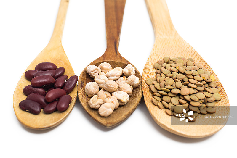 木勺中的豆类，白色背景。图片素材