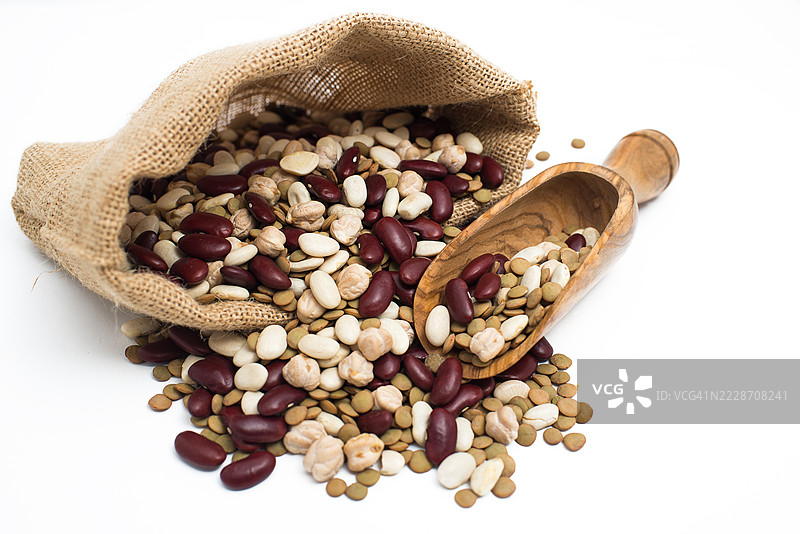 白色背景上的混合豆类图片素材