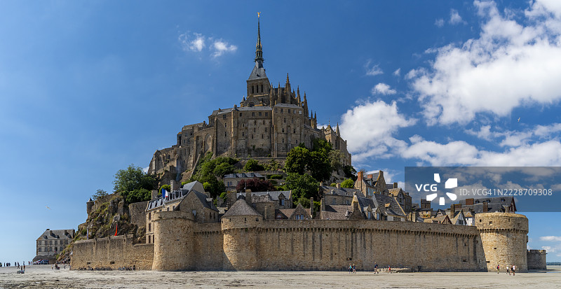 从退潮时的沙洲上看到的蒙圣米歇尔全景构图图片素材