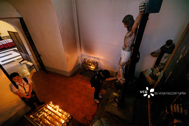 菲律宾莫洛教堂的男孩们在祈祷。图片素材