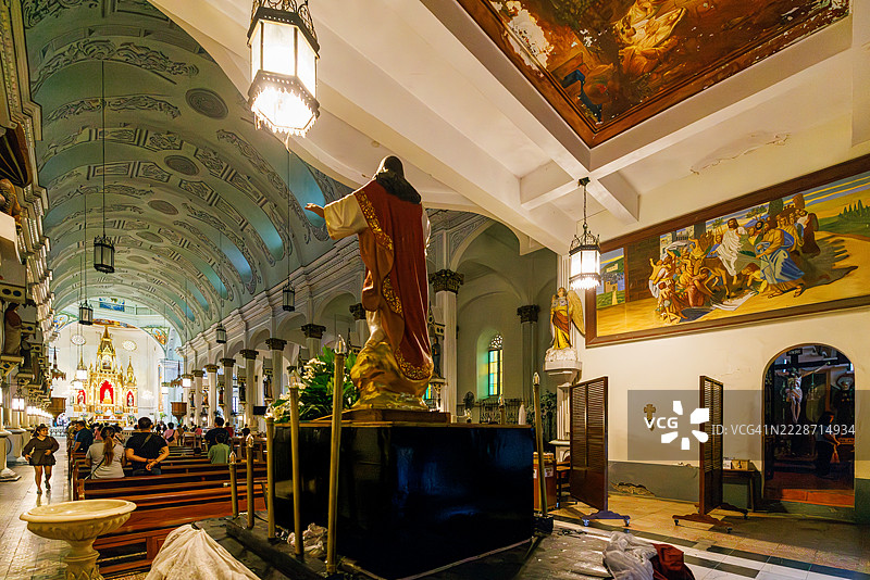 菲律宾伊洛伊洛的莫洛教堂内部。图片素材