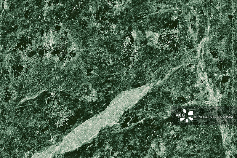 深绿色大理石纹理的真实特写背景。高分辨率的设计图案，适合奢华家居装饰。抽象的哑光岩石材料。天然瓷砖石材表面的正面视图。图片素材