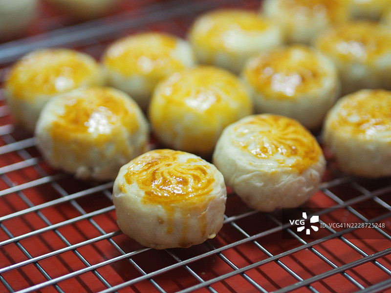 中式酥皮月饼、豆沙蛋黄酥、泰式绿豆糕配黑芝麻（置于不锈钢网架上）图片素材