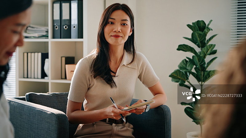 女性导师带领多元化同事的商业团队会议图片素材