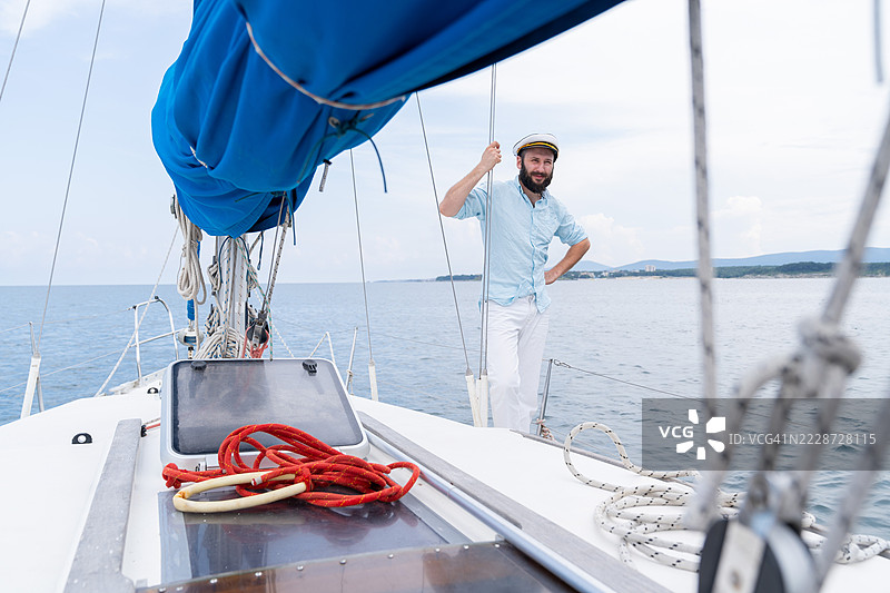 一位船长站在游艇上的肖像图片素材