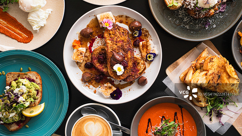 美味的食物摆放在餐桌上，家庭式晚餐桌。图片素材