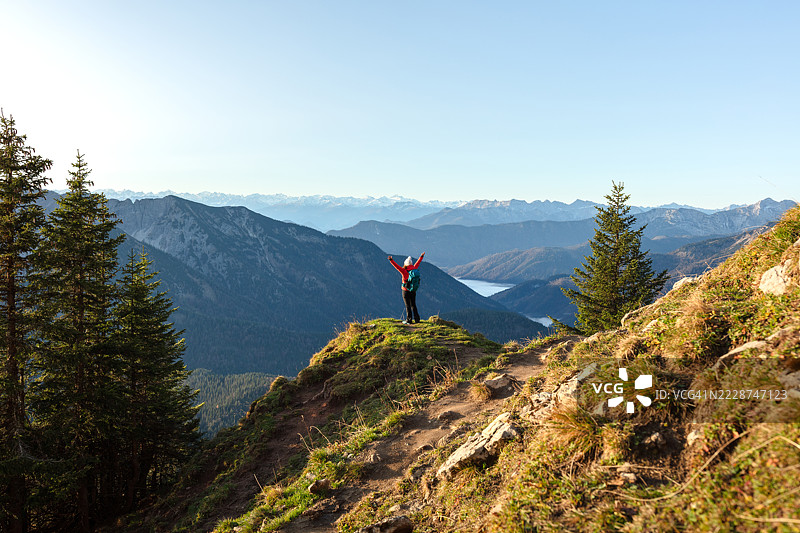 阿尔卑斯山中的女性徒步旅行图片素材