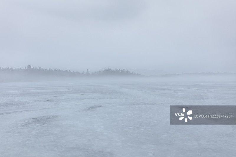 雾和湖图片素材