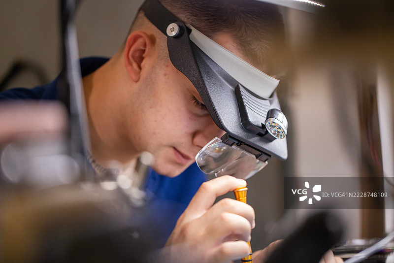 Z世代科技维修：特写图片素材