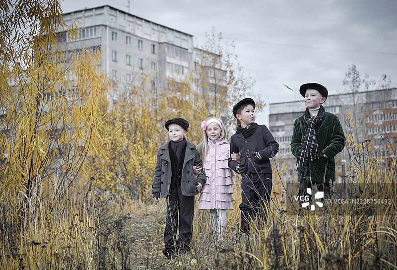一群孩子在城市住宅区里站在一起图片素材