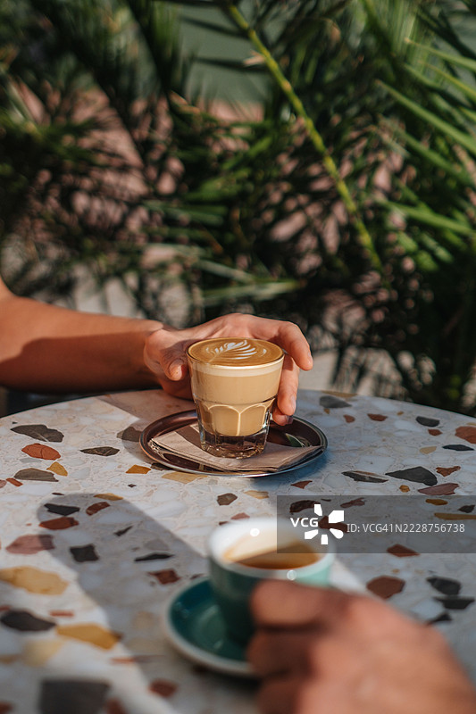 装饰拉花拿铁咖啡 – 股票照片图片素材