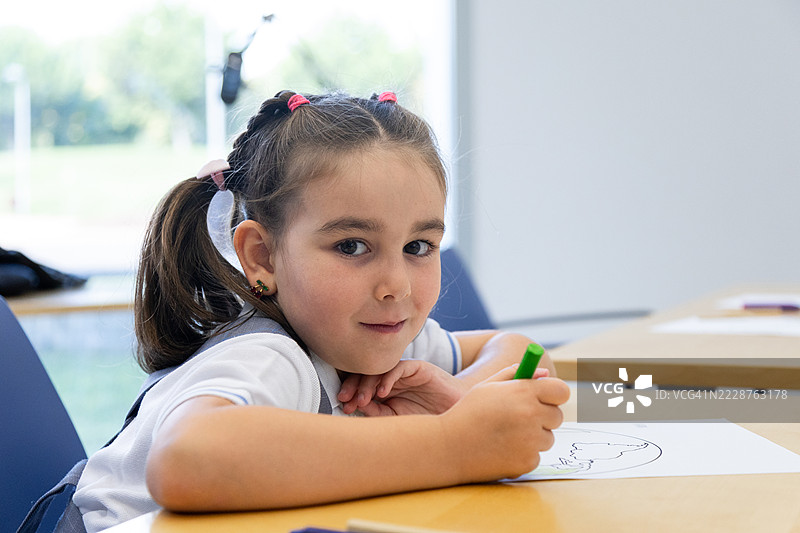 小学学生在教室里绘制世界地图图片素材