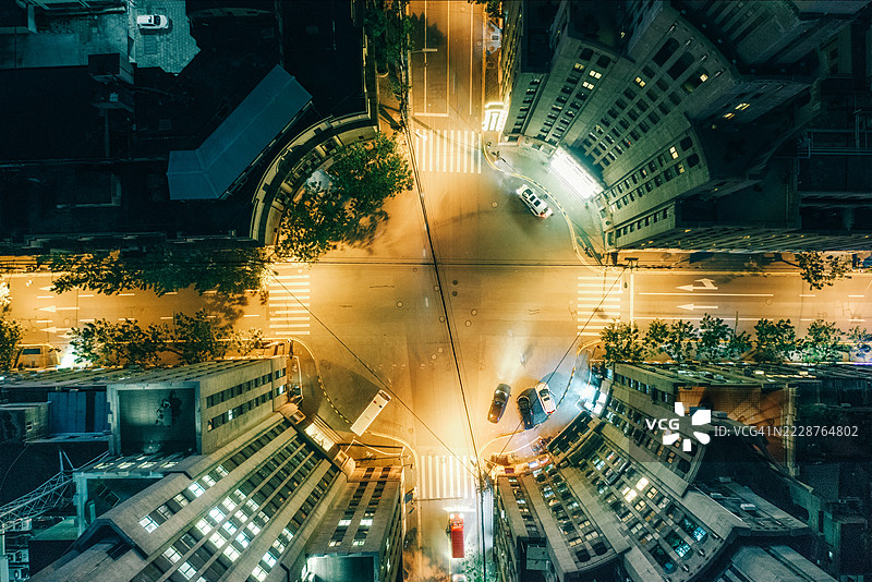 上海市中心黄昏时分的道路交叉口景观图片素材