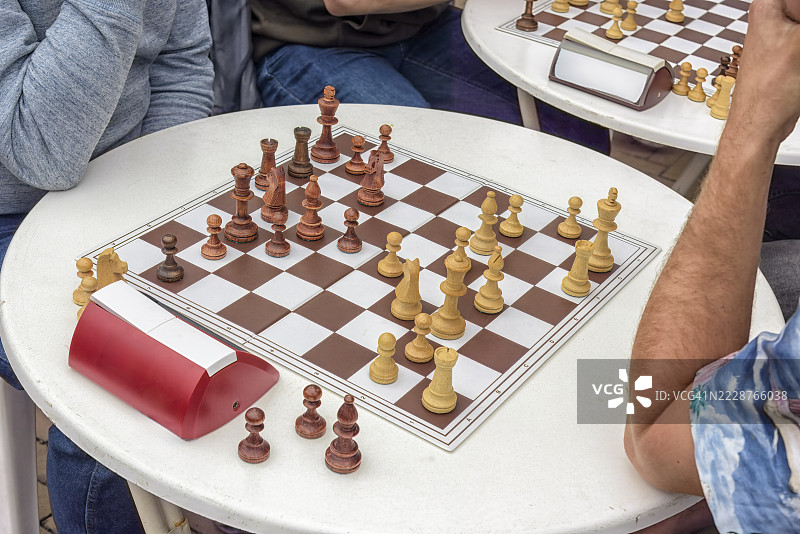 两名男性棋手正在下棋。图片素材