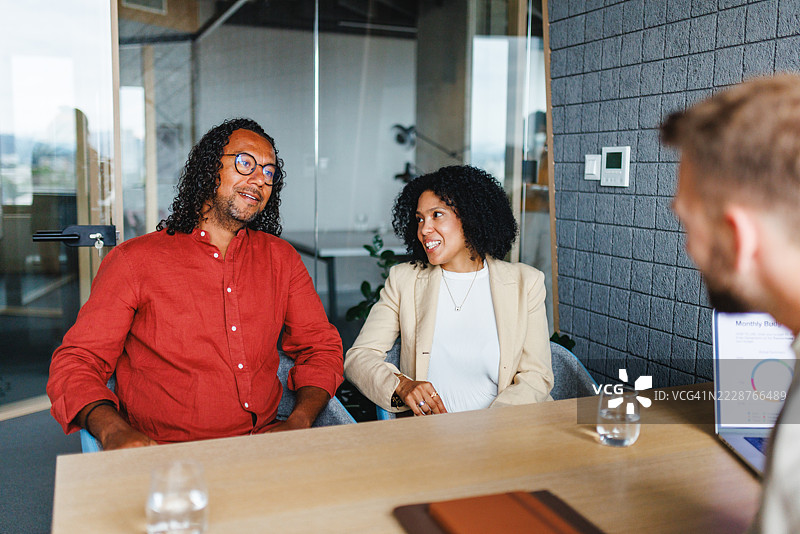 多元种族商务会议在现代办公空间举行图片素材