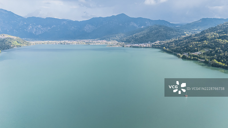 意大利特伦蒂诺的卡尔多纳佐湖鸟瞰图图片素材