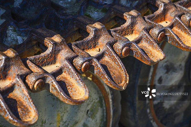 重型车辆的生锈轨道显示出磨损迹象图片素材