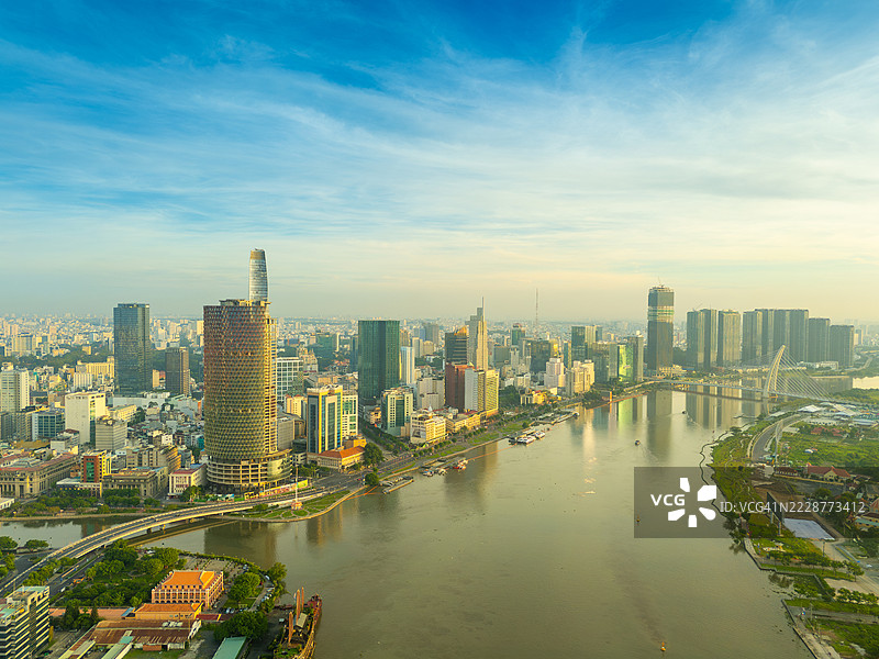 越南胡志明市清晨的鸟瞰图，展示了发展中的建筑、交通和能源基础设施，以及金融和商业中心。图片素材