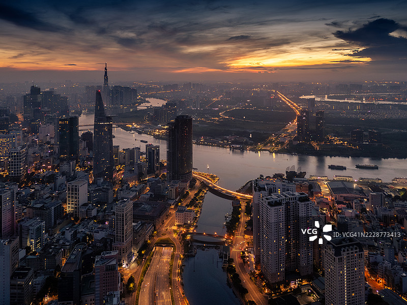 越南胡志明市清晨的鸟瞰图，展示了发展中的建筑、交通和能源基础设施，以及金融和商业中心。图片素材