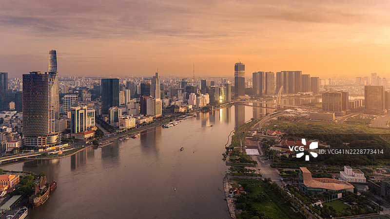 越南胡志明市清晨的鸟瞰图，展示了发展中的建筑、交通和能源基础设施，以及金融和商业中心。图片素材