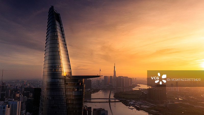 越南胡志明市清晨的鸟瞰图，展示了发展中的建筑、交通和能源基础设施，以及金融和商业中心。图片素材