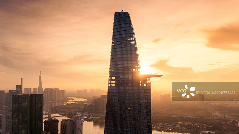 越南胡志明市清晨的鸟瞰图，展示了发展中的建筑、交通和能源基础设施，以及金融和商业中心。图片素材
