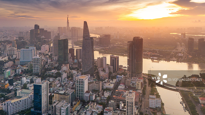 越南胡志明市清晨的鸟瞰图，展示了发展中的建筑、交通和能源基础设施，以及金融和商业中心。图片素材