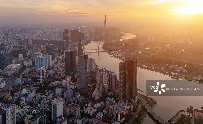 越南胡志明市清晨的鸟瞰图，展示了发展中的建筑、交通和能源基础设施，以及金融和商业中心。图片素材