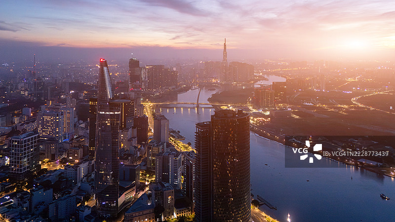 越南胡志明市清晨的鸟瞰图，展示了发展中的建筑、交通和能源基础设施，以及金融和商业中心。图片素材