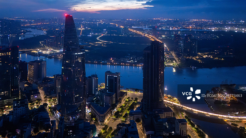 越南胡志明市清晨的鸟瞰图，展示了发展中的建筑、交通和能源基础设施，以及金融和商业中心。图片素材
