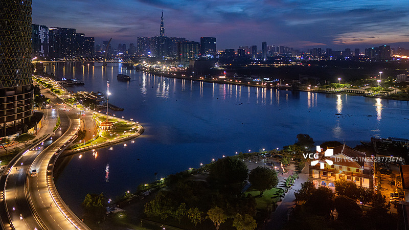 越南胡志明市清晨的鸟瞰图，展示了发展中的建筑、交通和能源基础设施，以及金融和商业中心。图片素材