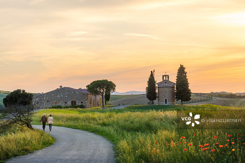 游客。意大利维塔莱塔圣母小教堂图片素材