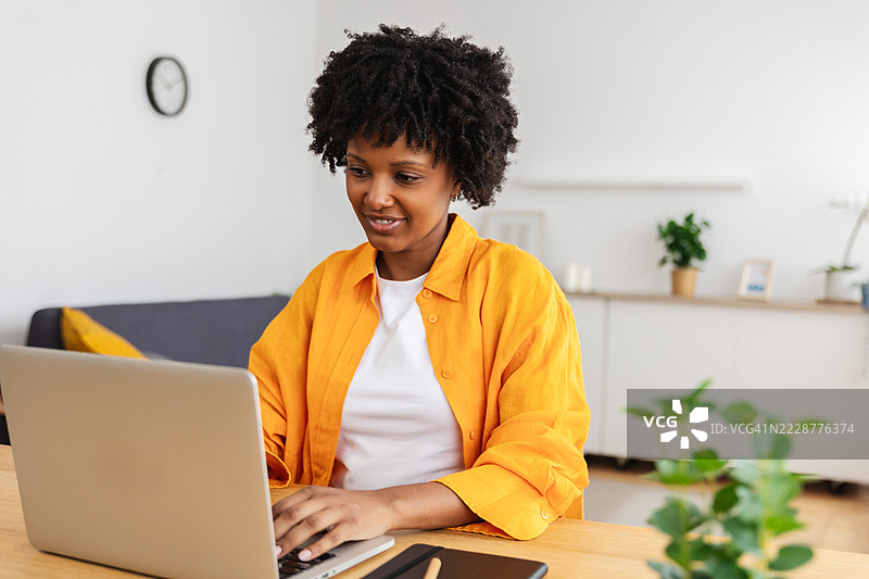 年轻快乐的非裔美国学生在家用笔记本电脑在线学习图片素材