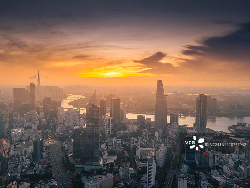 越南胡志明市清晨的鸟瞰图，展示了发展中的建筑、交通和能源基础设施，以及金融和商业中心。图片素材