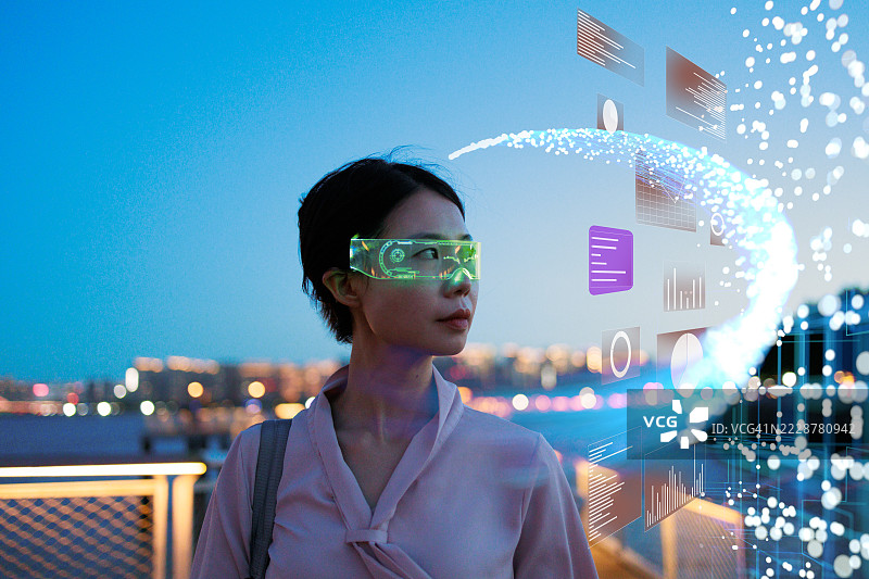 戴着人工智能眼镜的亚洲女性图片素材
