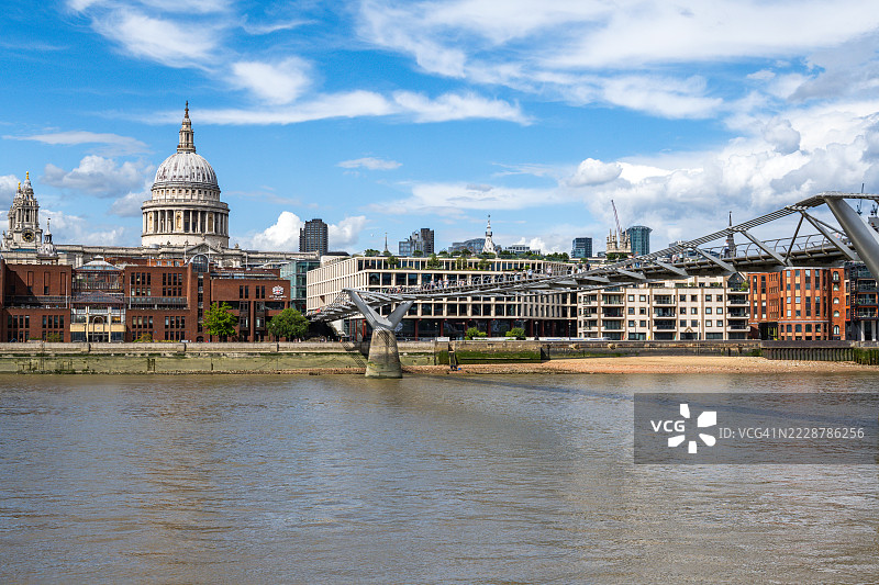 伦敦圣保罗大教堂和千年桥在晴朗的天空下图片素材