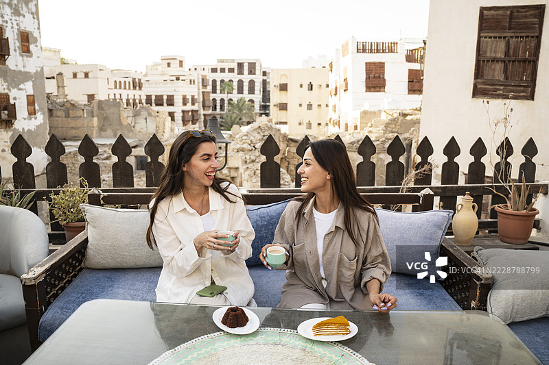女性朋友在吉达的阿尔巴拉德露天咖啡馆享受咖啡时光图片素材