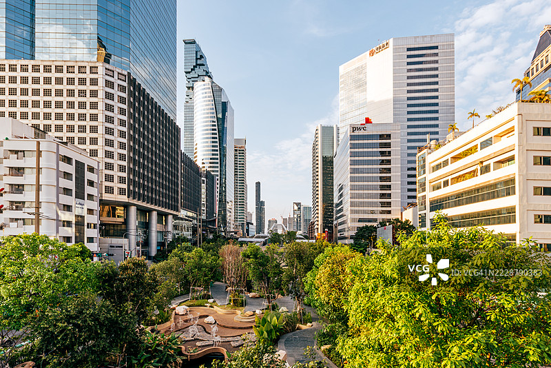 泰国曼谷的重庆农西运河公园，周围环绕着现代办公大楼图片素材