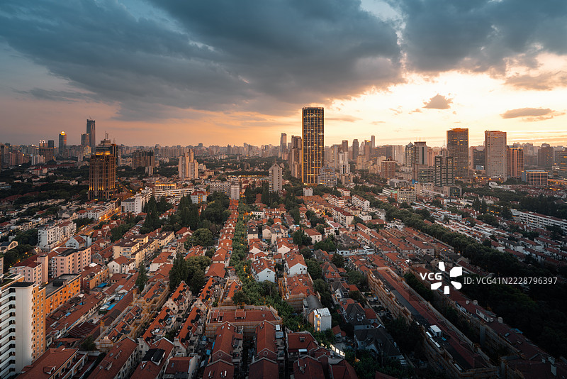 中国上海市中心徐汇区的黄昏景色图片素材
