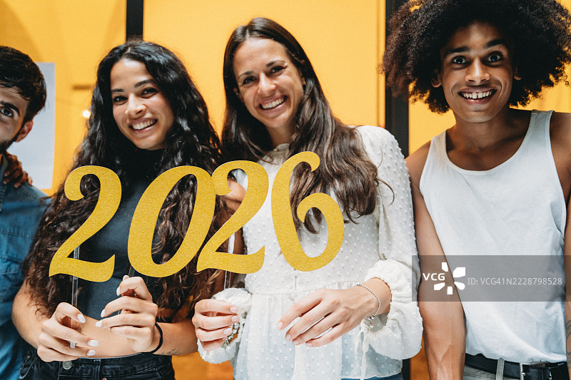 学生们在2026年庆祝毕业图片素材